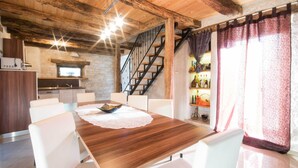 Dining - Fully fenced, private pool, completely air-conditioned, pet friendly (Pazin)