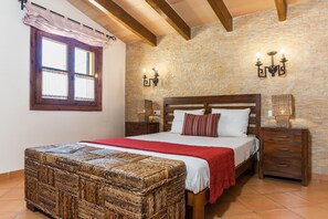 4 chambres, fer et planche à repasser, Wi-Fi, draps fournis