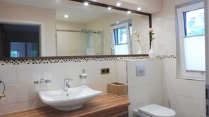 Ducha, secador de pelo, jabón, papel higiénico
