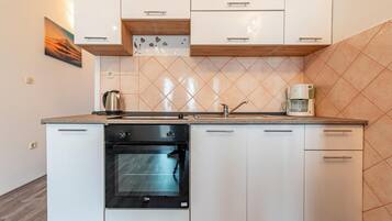 Fridge, stovetop, coffee/tea maker