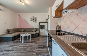 Kühlschrank, Mikrowelle, Herdplatte, Wasserkocher mit Kaffee-/Teezubehör