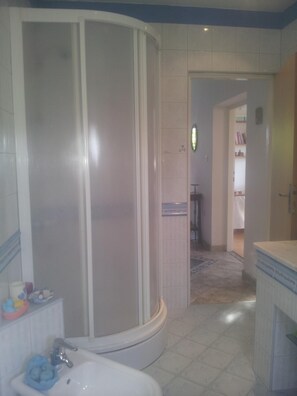 Hair dryer, towels