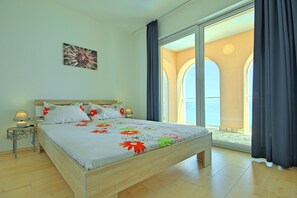 3 chambres, coffres-forts dans les chambres, fer et planche à repasser