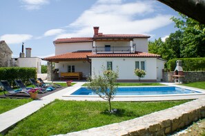Pool -  Ideal for family holidays in traditional and quiet location (Pićan)