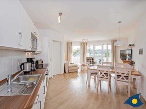 Kühlschrank, Ofen, Geschirrspüler, Wasserkocher mit Kaffee-/Teezubehör