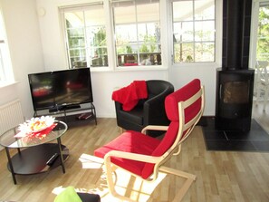 TV, DVD player, books - Cottage on the lake with boat, fiber optic internet, satellite TV, dishwasher, oven... (Älmhult)