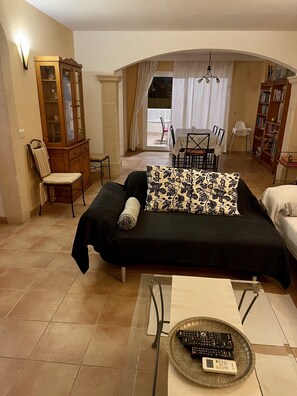 Smart TV, DVD player, books, stereo - Comfortable Apartment:  sea- distance 100m, WiFi, Air-Conditioning, Sat+Cable-TV (Cala Millor)