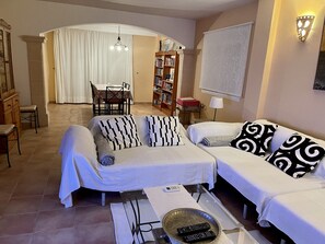 Smart TV, DVD player, books, stereo - Comfortable Apartment:  sea- distance 100m, WiFi, Air-Conditioning, Sat+Cable-TV (Cala Millor)