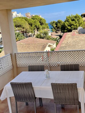 Outdoor dining - Comfortable Apartment:  sea- distance 100m, WiFi, Air-Conditioning, Sat+Cable-TV (Cala Millor)
