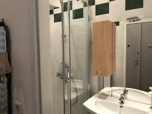 Shower, hair dryer, towels - spacious 88 m² apartment in the 1st. floor (Wien)
