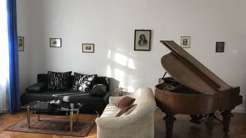 TV, peis, DVD-spiller og bordtennis