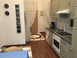 Fridge, microwave, oven, stovetop - spacious 88 m² apartment in the 1st. floor (Wien)