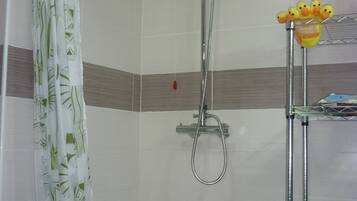 Doccia, asciugacapelli, bidet, asciugamani