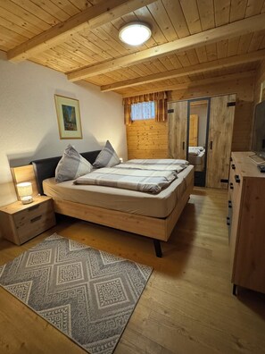 2 chambres, fer et planche à repasser, lit parapluie, Wi-Fi gratuit