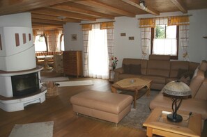 Smart TV, chimenea, reproductor de DVD y estéreo 