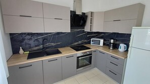 ثلاجة، ميكروويف، فرن، غسالة أطباق