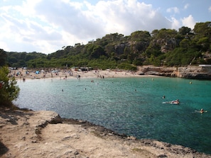 Beach nearby, sun-loungers - Cozy holiday home with a beautiful sea view from the roof! (Cala Llombards)