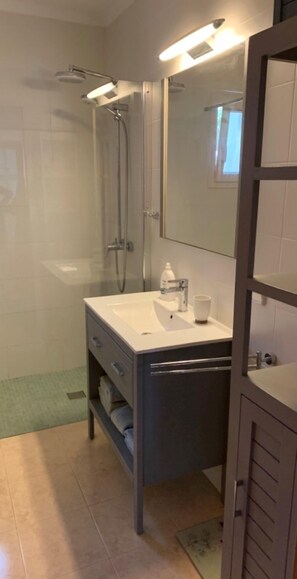 Bathtub, hair dryer, towels, toilet paper - Cozy holiday home with a beautiful sea view from the roof! (Cala Llombards)