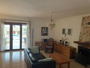 TV, fireplace, DVD player, books