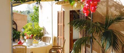 تناول الطعام بالخارج