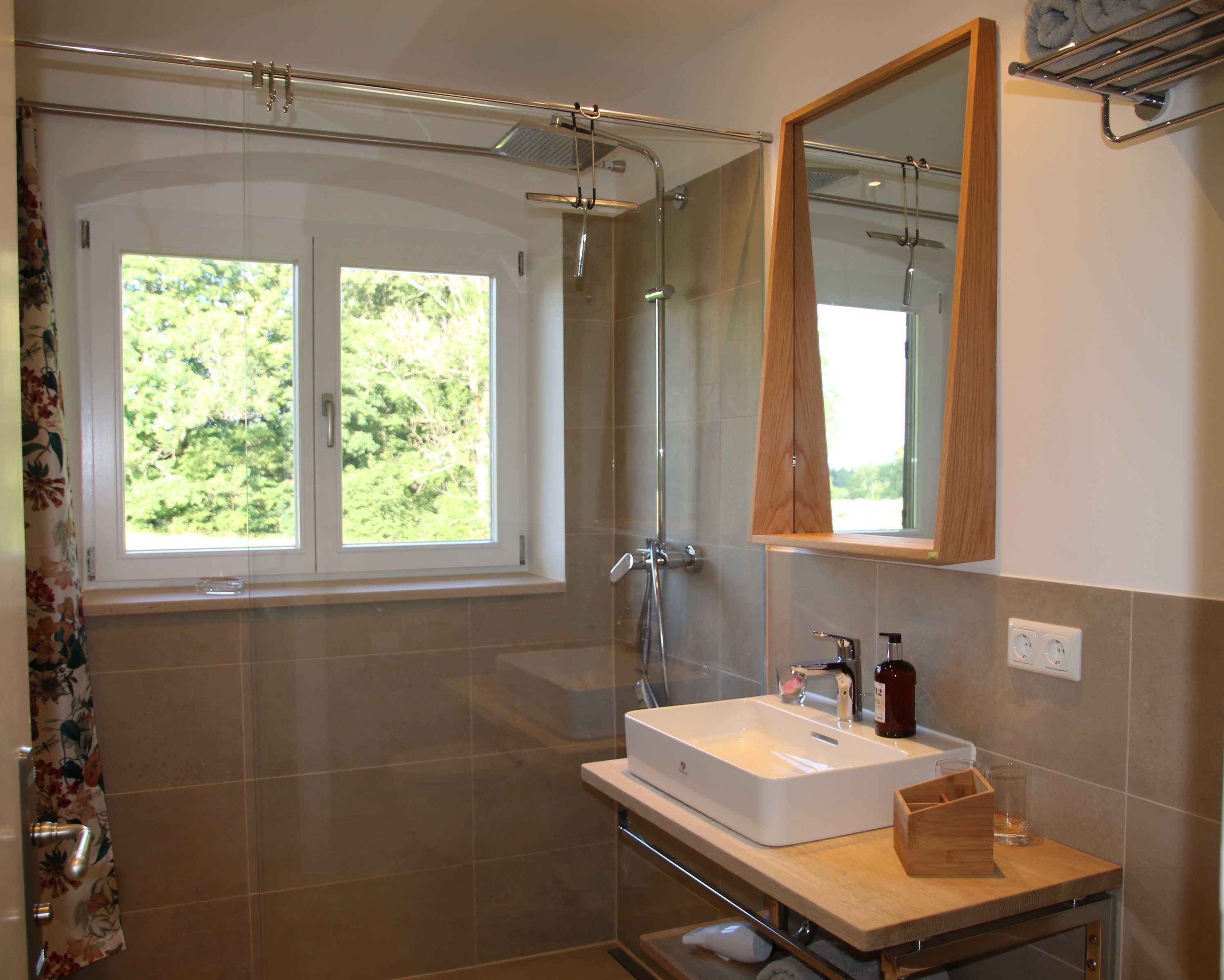 Dusche, Haartrockner, Handtücher