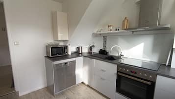 KĂŒhlschrank, Mikrowelle, Ofen, Herdplatte