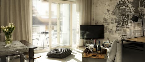 Smart TV, libros y estéreo