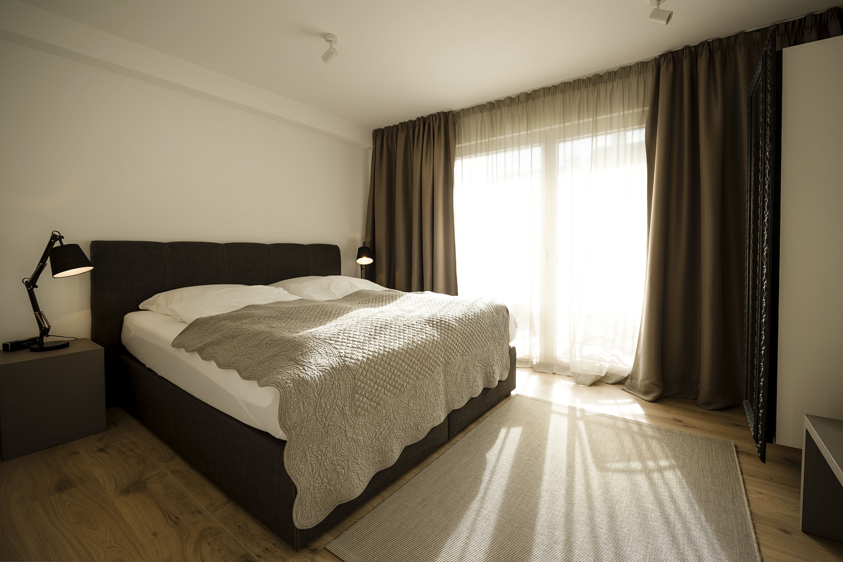 1 間睡房、房內夾萬、熨斗/熨衫板、可攜式嬰兒床