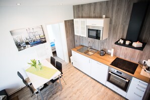 Réfrigérateur, four à micro-ondes, un four, surface de cuisson