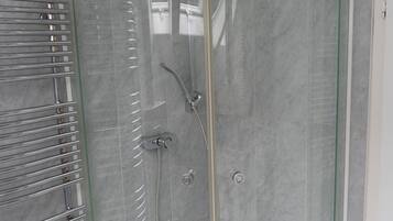 Dusche, Haartrockner, Handtücher, Seife