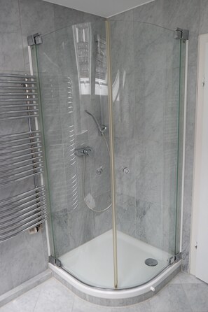 Dusche, Haartrockner, Handtücher, Seife