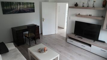 Fernseher, DVD-Player, Kinderspielzeug, Bücher