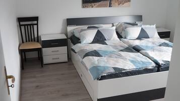 1 Schlafzimmer, Schreibtisch, Bügeleisen/Bügelbrett, Reisekinderbett