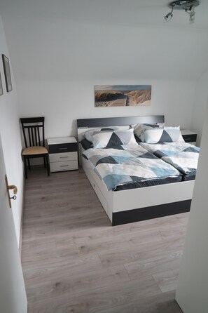 1 Schlafzimmer, Schreibtisch, Bügeleisen/Bügelbrett, Reisekinderbett