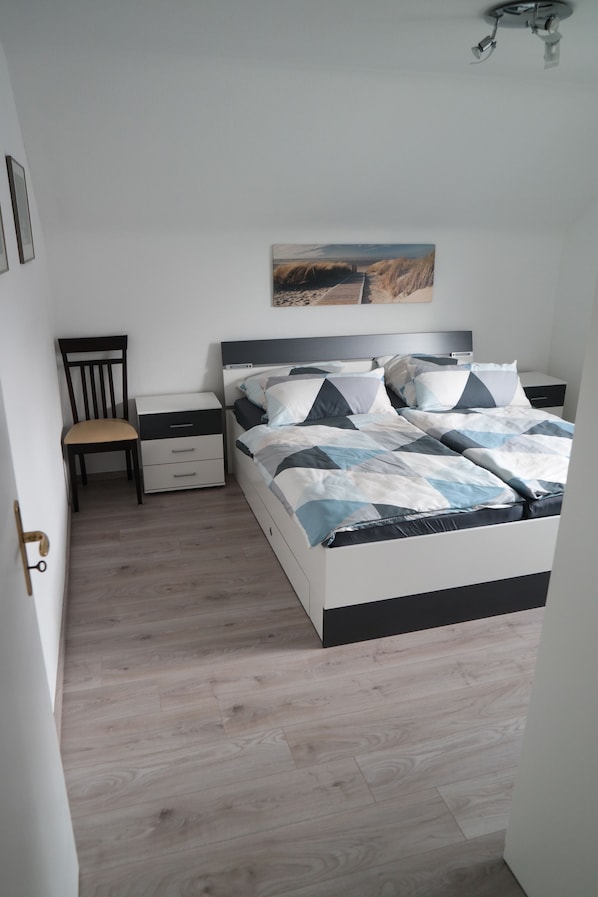 1 habitación, escritorio, tabla de planchar con plancha y cuna de viaje