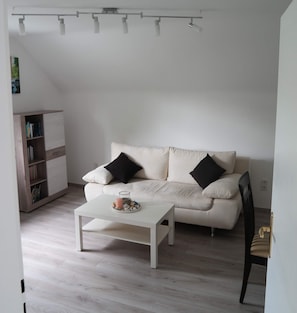 Fernseher, DVD-Player, Kinderspielzeug, Bücher