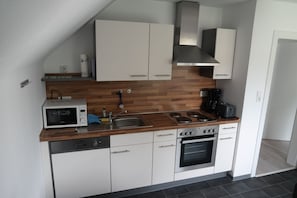 Kühlschrank, Mikrowelle, Ofen, Herdplatte