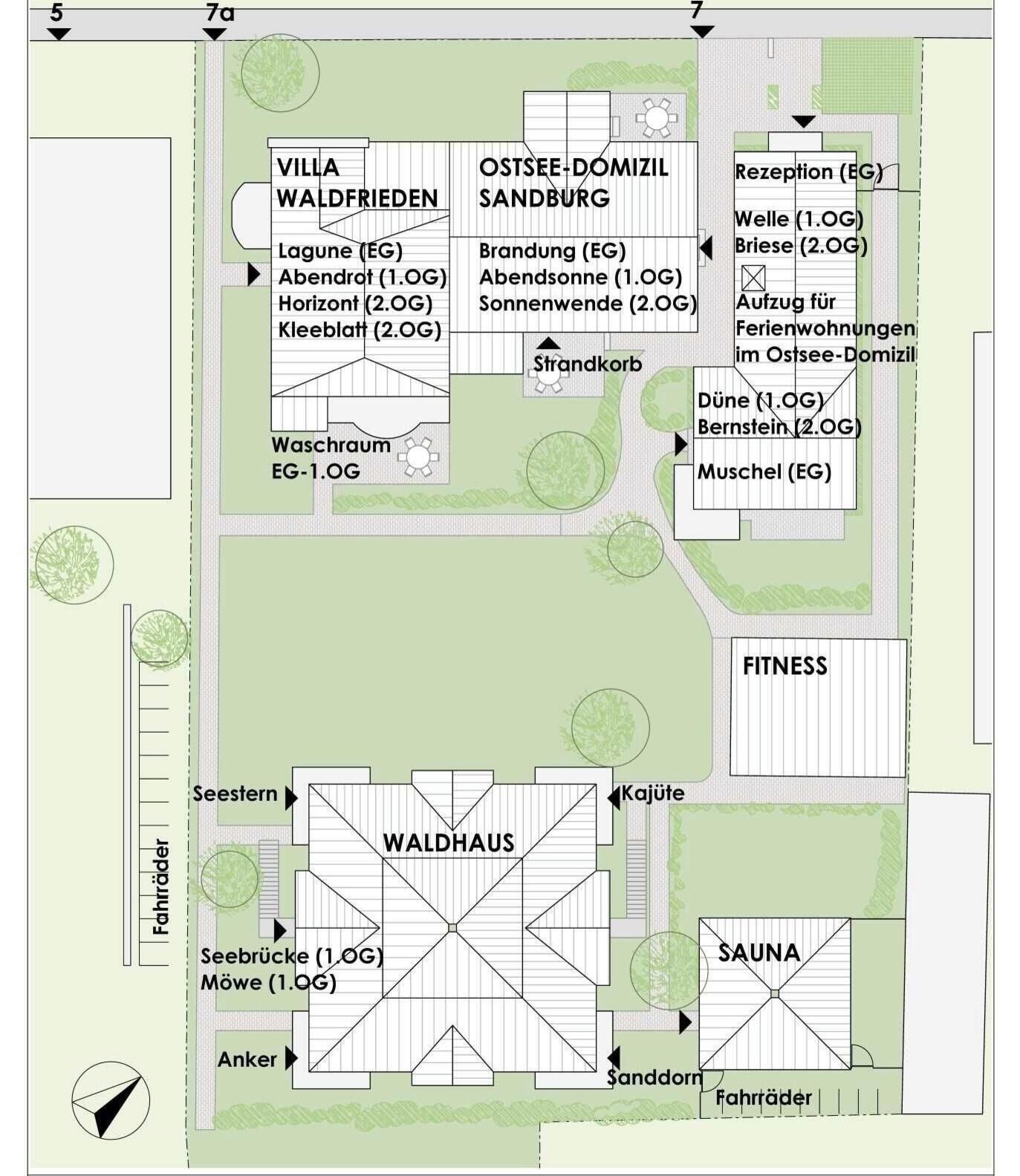 Pianta di un hotel con diverse camere per gli ospiti, un centro fitness, una sauna e un edificio principale etichettato 'WALDHAUS'.