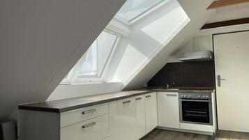 Een koelkast, een oven, een kookplaat, een vaatwasser