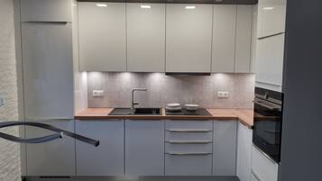 Jääkaappi, mikroaaltouuni, uuni, liesi