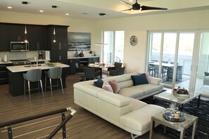 Smart-TV, Bücher, Stereoanlage, Arbeitsbereiche