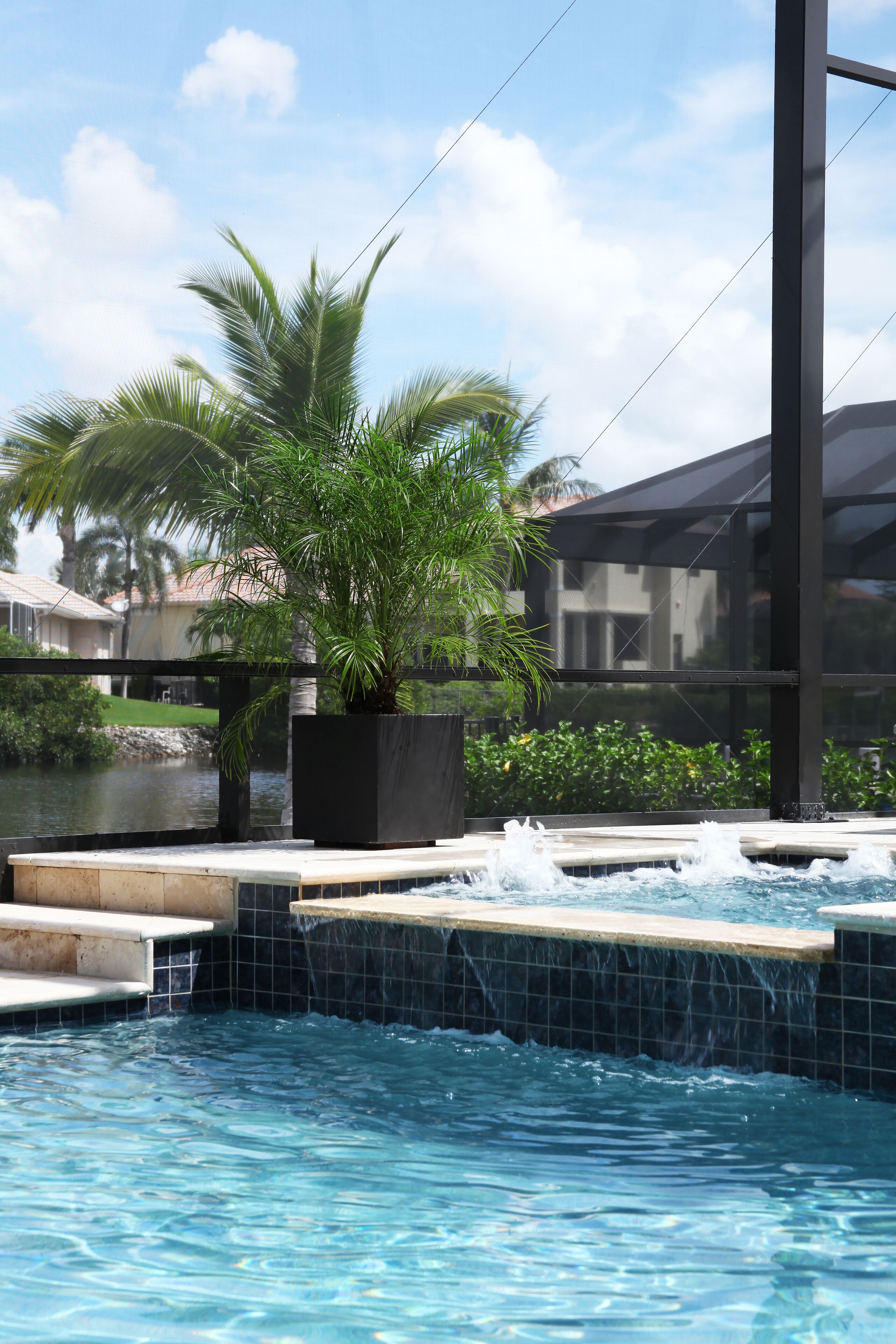 Utomhuspool och uppvärmd pool