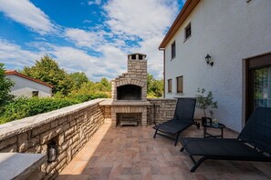 Terrace/patio - Villa Tina * 1900 m2 garden, private pool, terrace with BBQ, WiFi (Marčana)