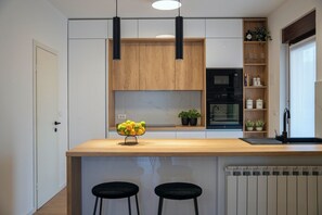 Kühlschrank, Mikrowelle, Ofen, Herdplatte