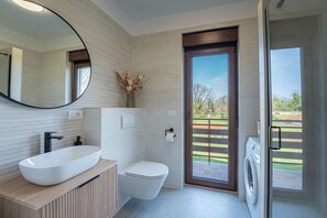 Bathtub, towels