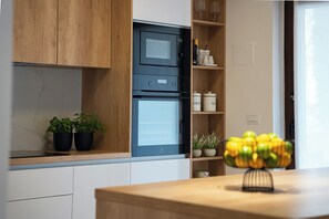 Kühlschrank, Mikrowelle, Ofen, Herdplatte