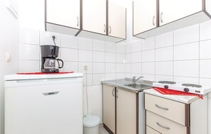 ثلاجة، موقد طهي مسطح، ماكينة لصنع القهوة/الشاي