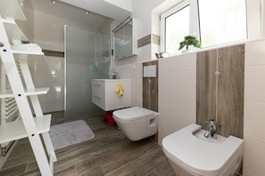 Douche, sĂšche-cheveux, bidet, serviettes fournies
