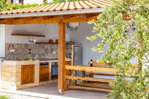 Frigorifero, forno, piano cottura, lavastoviglie