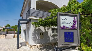 Un edificio con un cartello che riporta "Vila Lavanda" e una targa che dice "KUČA ZA ORDMOR".